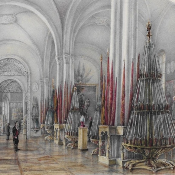 Экспозиция зала второго этажа Оружейной палаты с огнестрельным оружием и шлемами