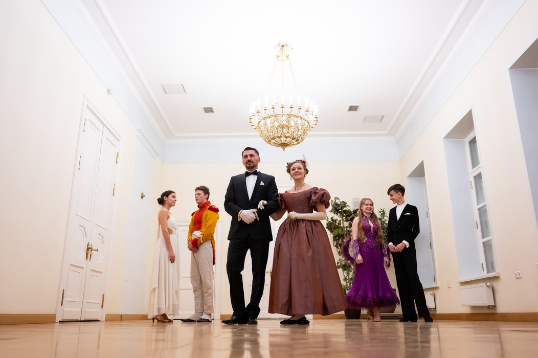 «Хозяин» особняка А.М. Гедеонов встречает гостей бала