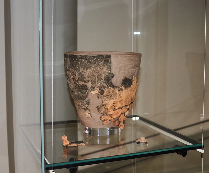 Реконструированный сосуд дьяковской археологической культуры и грузик «дьякова типа».webp