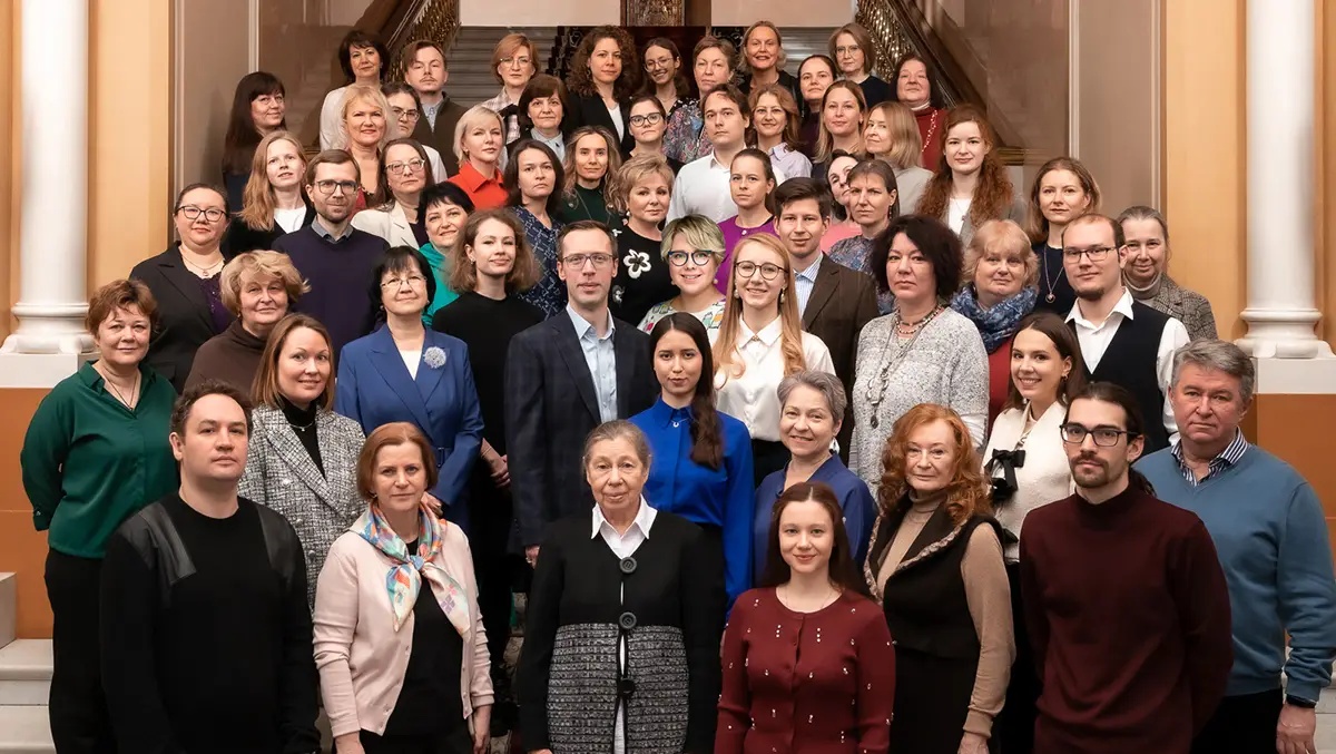 Выпускники МГУ.webp