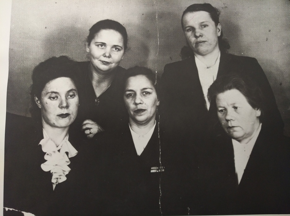 Сотрудницы музея в 1950-х гг.: (слева направо), сидят – К. В. Донова, М. А. Кирильцева, О. С. Владимирова; стоят – А. А. Гончарова, Н. Е. Боровская.