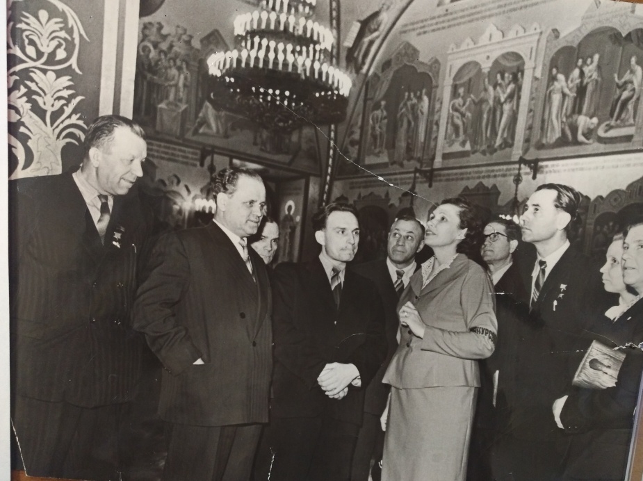 Л. В. Писарская с экскурсантами. Фото 1950-х гг.