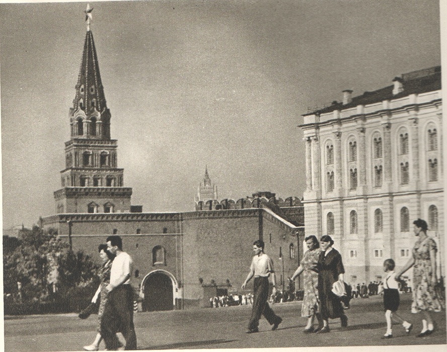 Боровицкие ворота Московского Кремля и Оружейная палата. Фото 1955 г.