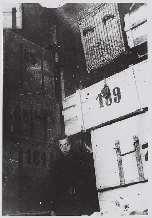 Контролер Е.А. Ефимов в хранилище коллекций Оружейной палаты в г. Свердловске