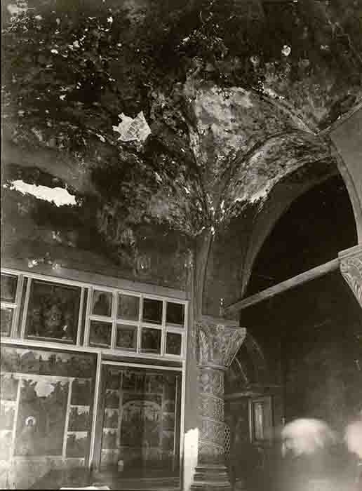 Южная паперть (галерея) Благовещенского собора с иконостасом. Фото до 1950-х гг.