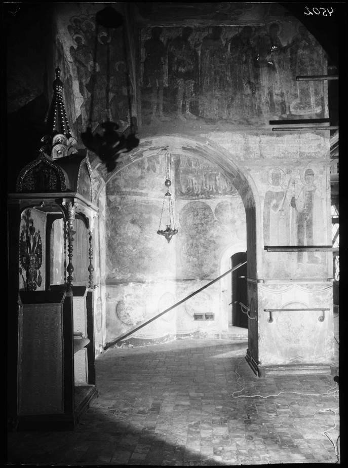 Интерьер Благовещенского собора с царским моленным местом. Фото после 1946 г.