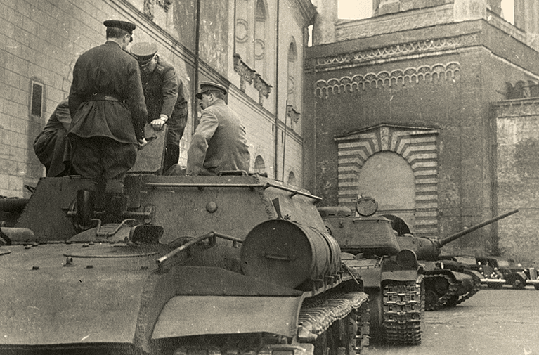 Сталин в Кремле во время осмотра новых образцов бронетехники