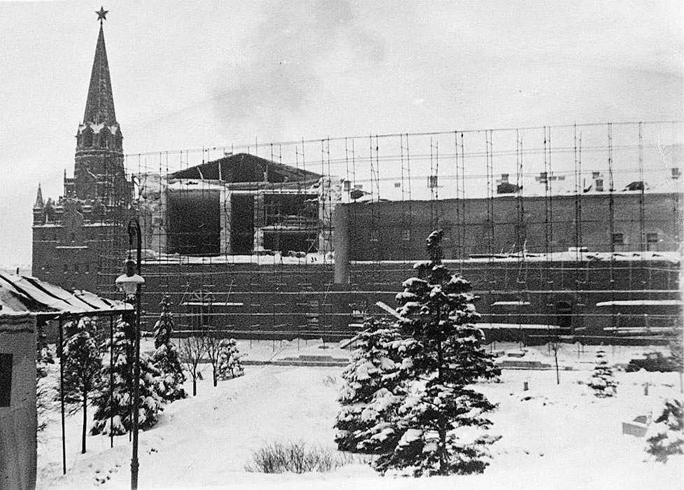 Кремлевский Арсенал после прямого попадания немецкой бомбы. Зима 1941-1942 гг.
