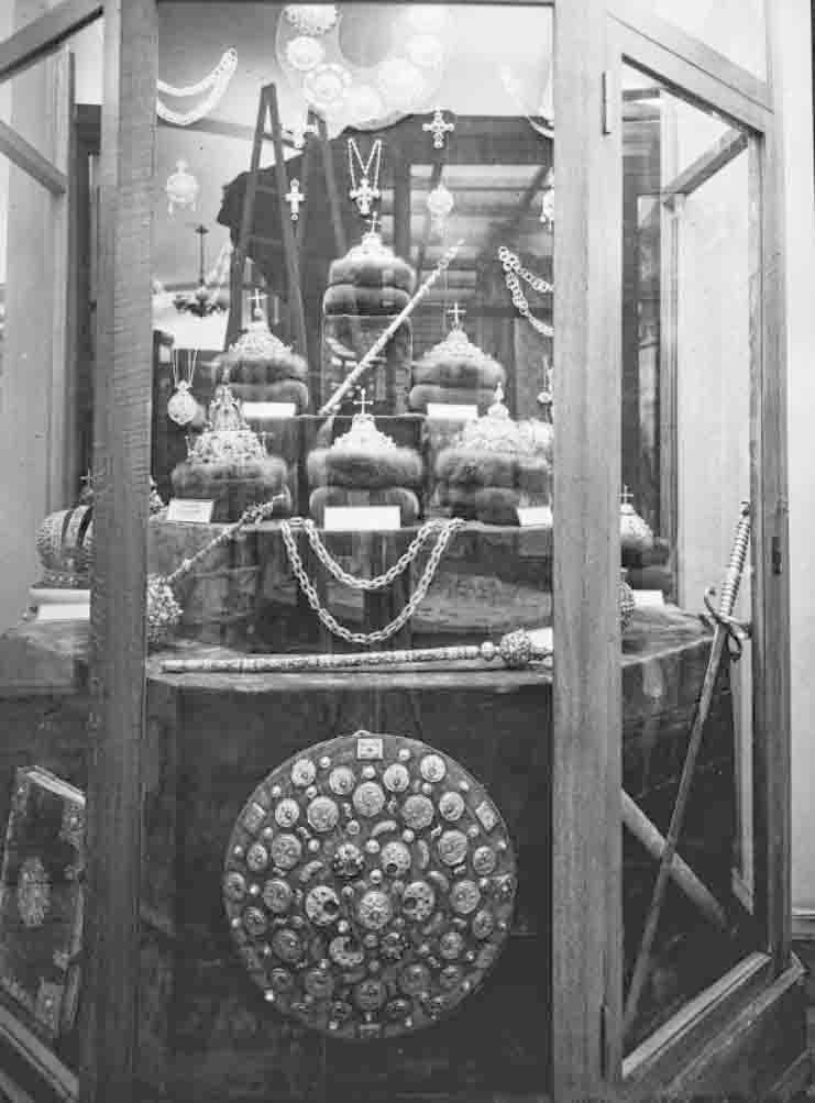 Негатив Экспозиция церковного отдела (утвари) Оружейной палаты