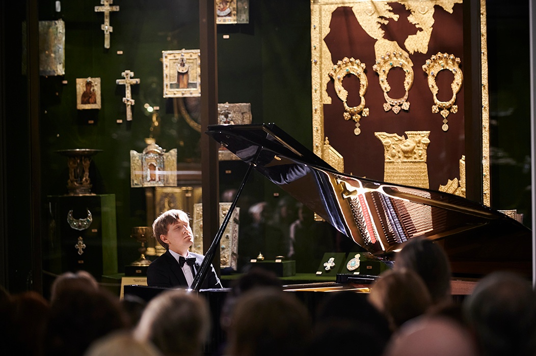 Дмитрий Маслеев за роялем