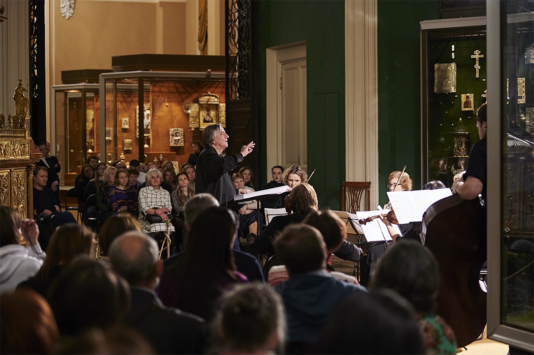 Заслуженный артист России Игорь Дронов дирижирует ансамблем «Студия новой музыки»