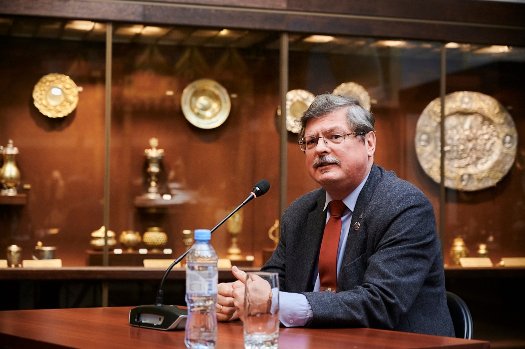 Заведующий отделом нумизматики и археологии С.В. Зверев