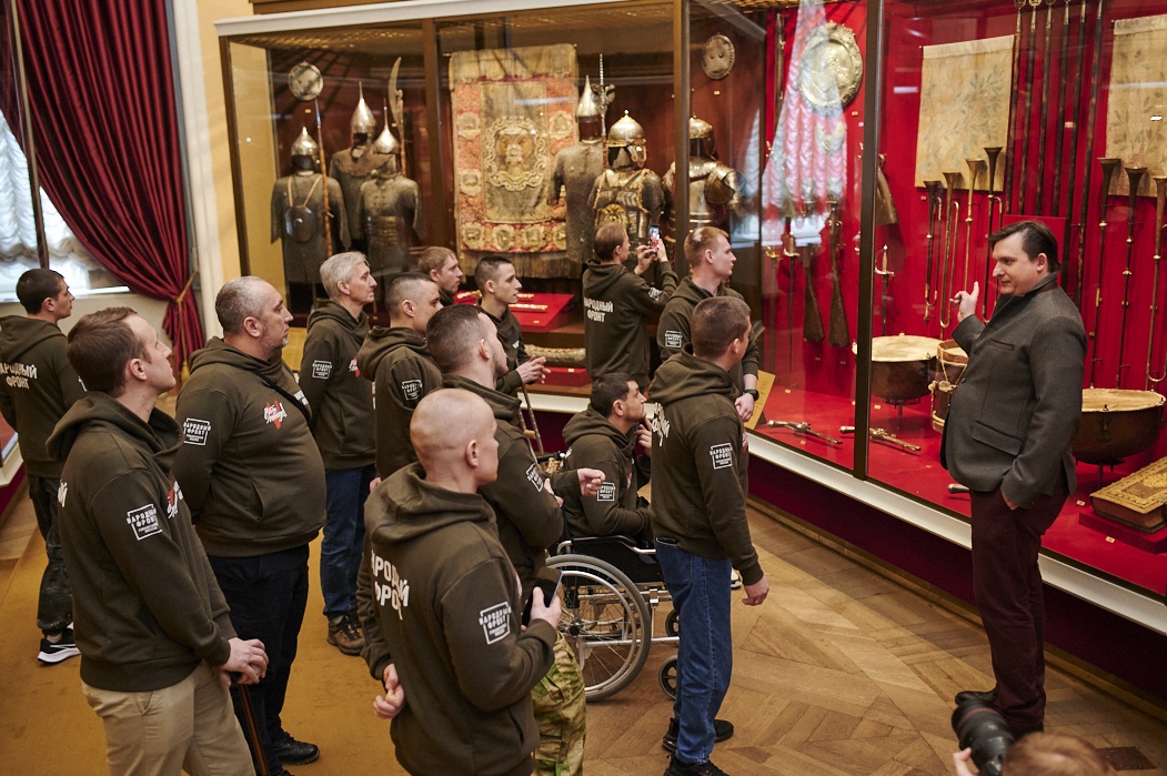 Участники СВО на экскурсии по Оружейной палате