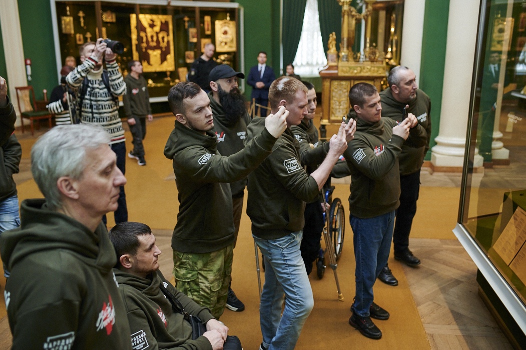 Участники СВО на экскурсии по Оружейной палате