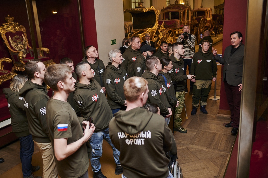 Участники СВО на экскурсии по Оружейной палате