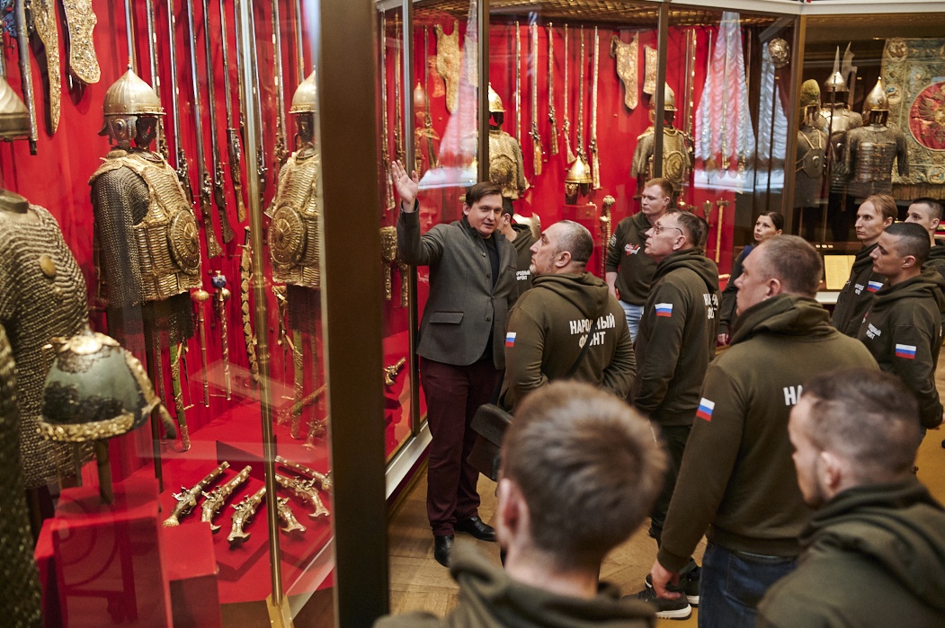 Участники СВО на экскурсии по Оружейной палате