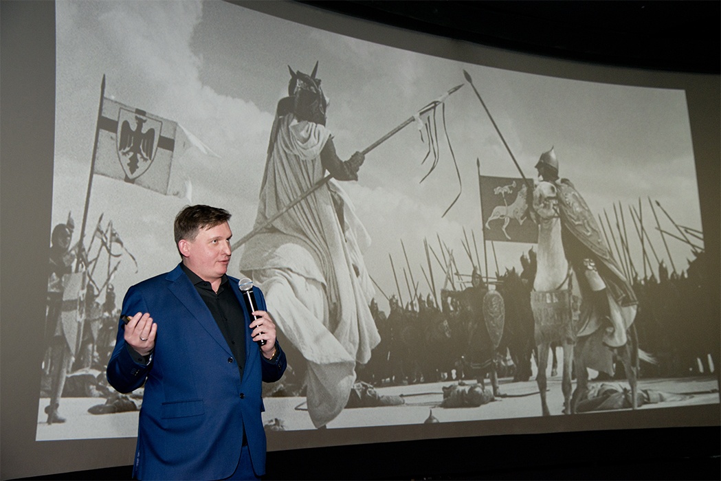 Первый кинопоказ, лекция куратора выставки Сергея Брюна