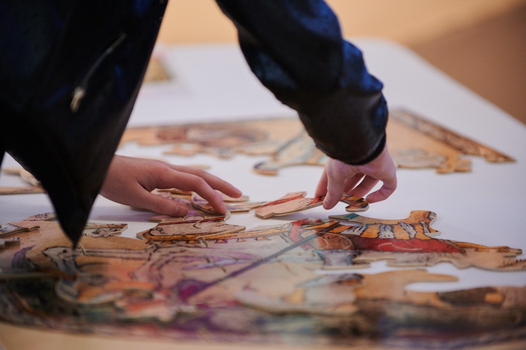 Участники собирают пазл