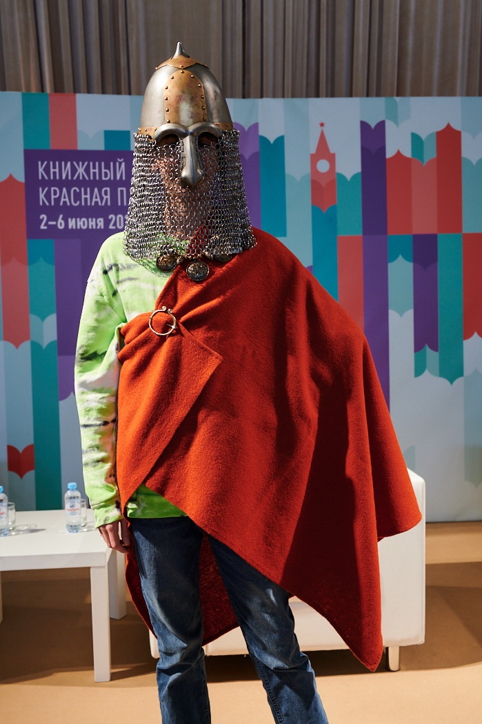 Юные посетители примеряют доспех русского воина