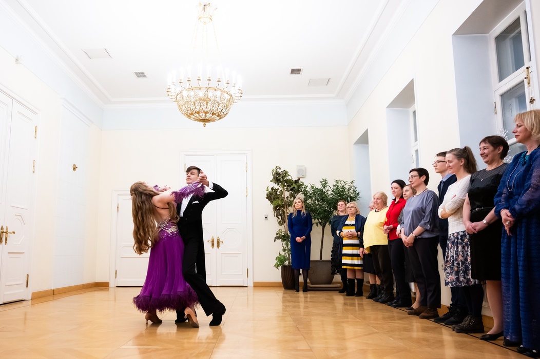 Вальс в исполнении приглашенных танцоров