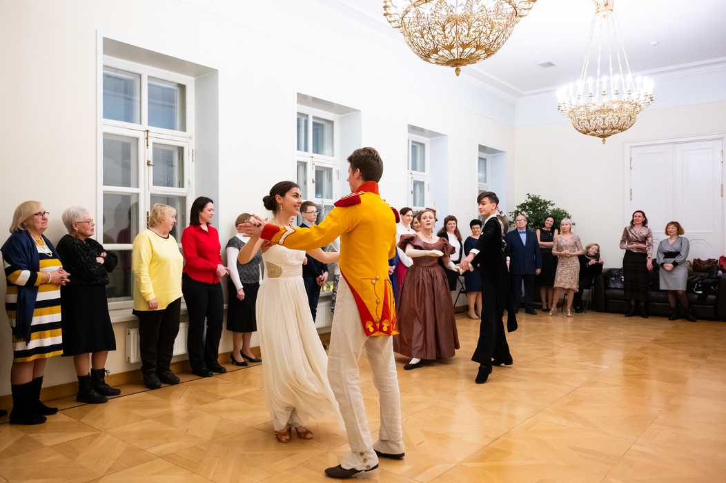 Знакомство гостей с фигурным вальсом