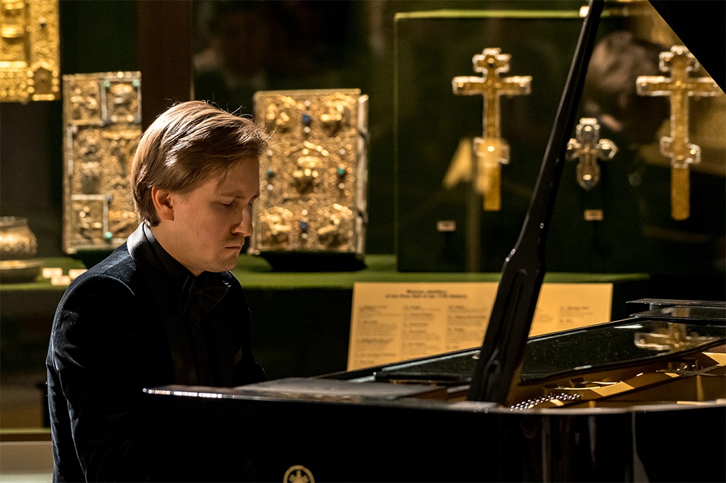 Дмитрий Маслеев за роялем