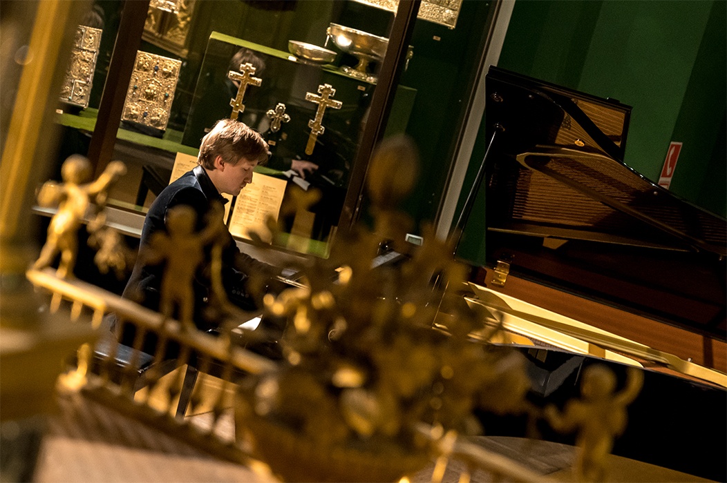 Дмитрий Маслеев за роялем