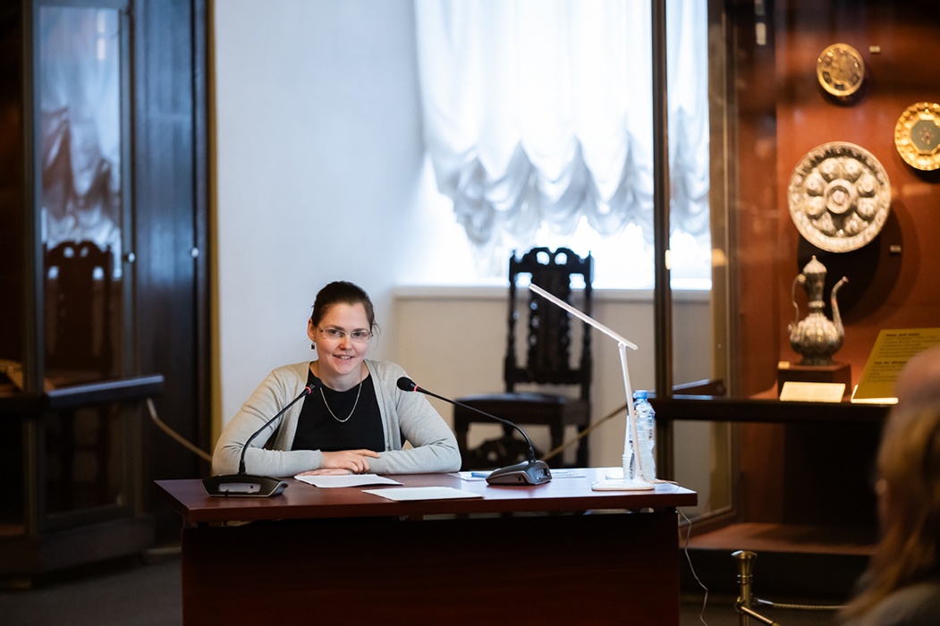 Н.А. Павлова с докладом «”На венец отласу белово два вершка”: погребальные венчики из захоронений Вознесенского монастыря»