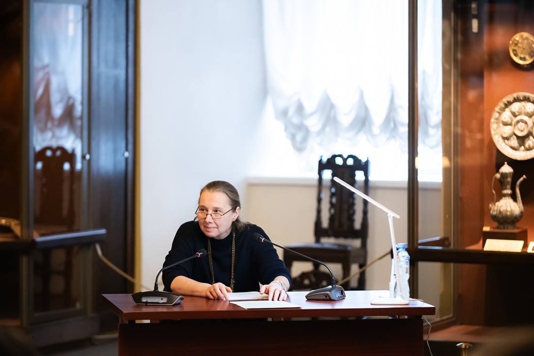 Н.А. Смирнова с докладом «Сохраненное наследие исчезнувшей обители. Богослужебные облачения из ризницы Златоустовского монастыря в Москве в собрании Музеев Московского Кремля»