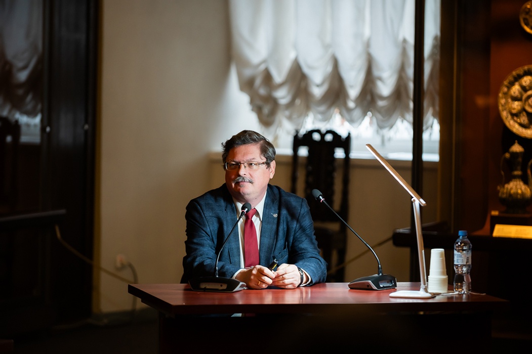 С.В. Зверев с докладом «Указание на Божественное происхождение власти российских государей на монетах XVI–XX веков»