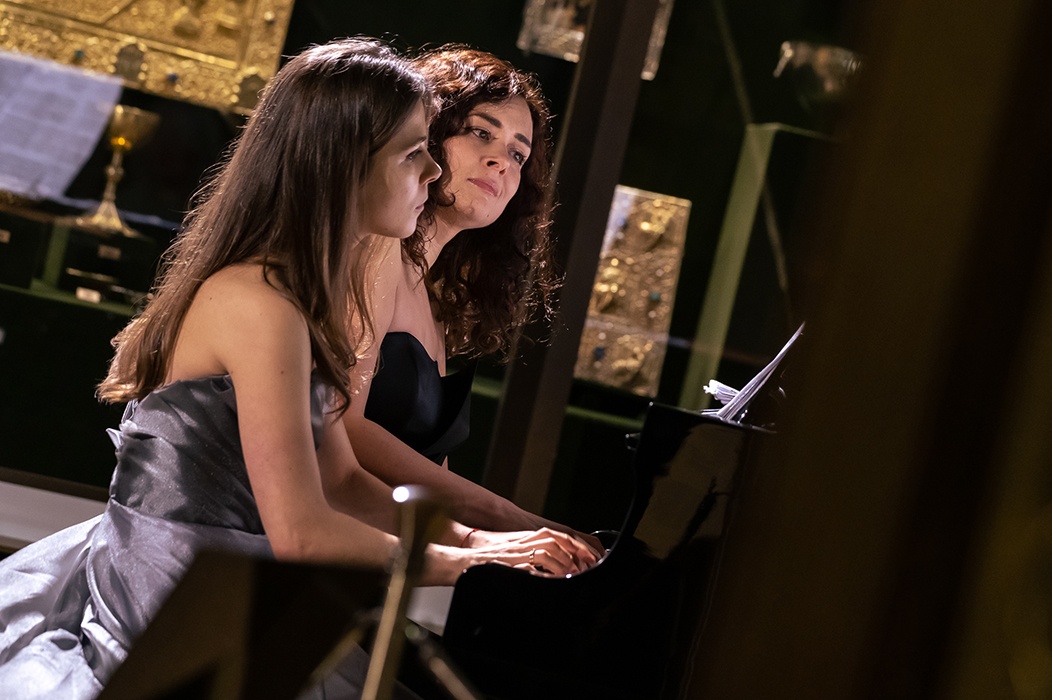 Фортепианный дуэт выпускниц Московской государственной консерватории имени П.И. Чайковского, участниц международных конкурсов и фестивалей - сестер Марии и Десиславы Бобриных