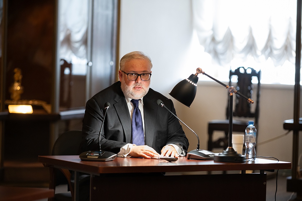 Ректор РГСУ, профессор МГУ имени М.В. Ломоносова, академик РАХ, член Ученого совета Музеев Московского Кремля Андрей Хазин с докладом «Частное коллекционирование как обрамление, дополнение и источник пополнения государственных музейных собраний»