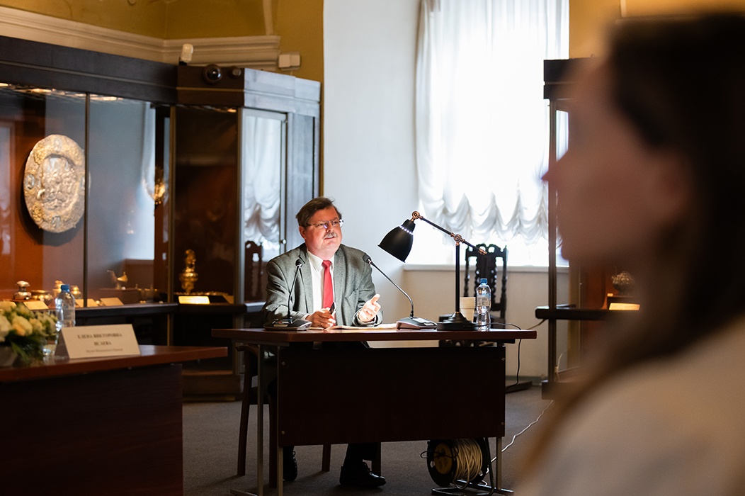 Заведующий отделом нумизматики и археологии Музеев Московского Кремля Сергей Зверев с докладом «Старинные монеты в коллекциях российских любителей древностей первой половины XIX века: от следования моде к научному изучению»