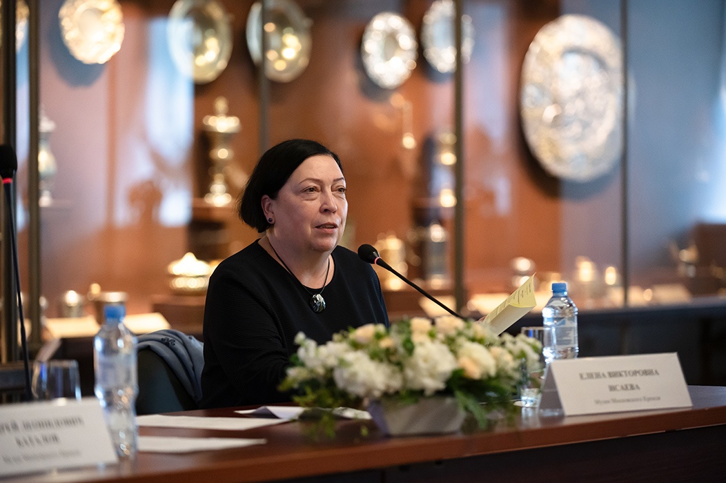 Заведующая отделом печатных и рукописных фондов Музеев Московского Кремля Елена Исаева с докладом «Русский музей П.Ф. Карабанова в истории отечественного коллекционирования»