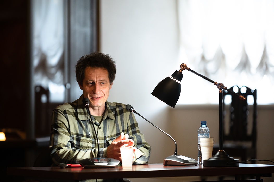 Старший научный сотрудник сектора оружия и конского убранства научно-хранительского отдела «Оружейная палата» Александр Чубинский с докладом «Оружие и воинское снаряжение в собраниях П.Ф. Карабанова и М.П. Погодина»