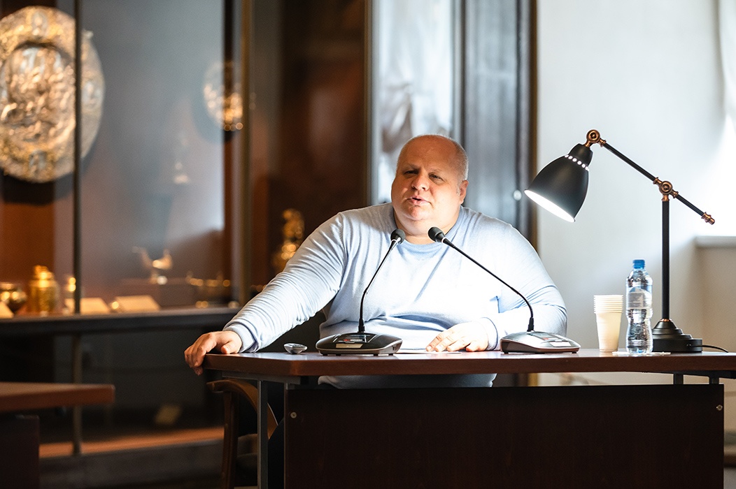 Ведущий научный сотрудник сектора оружия и конского убранства научно-хранительского отдела «Оружейная палата» Василий Новоселов с докладом «Ораниенбаумский арсенал великого князя Петра Федоровича: цейхгауз, коллекция, музей?»