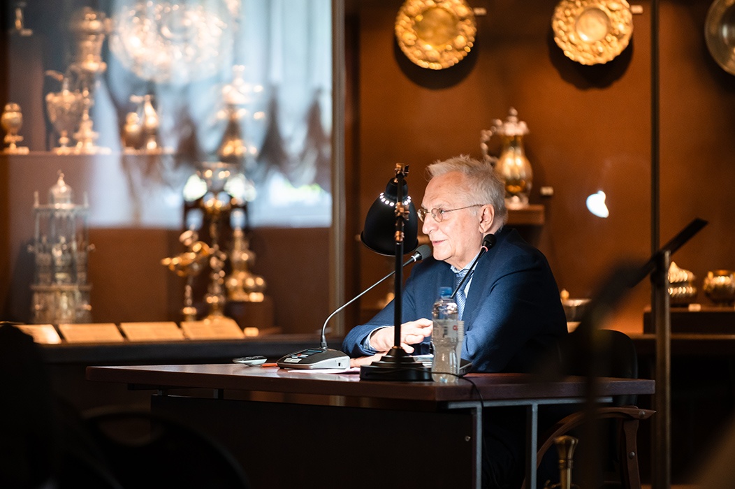 Директор Музея русской иконы имени Михаила Абрамова Николай Задорожный с докладом «Деятельность Музея русской иконы имени Михаила Абрамова по выявлению и введению в научный оборот памятников из частных собраний»