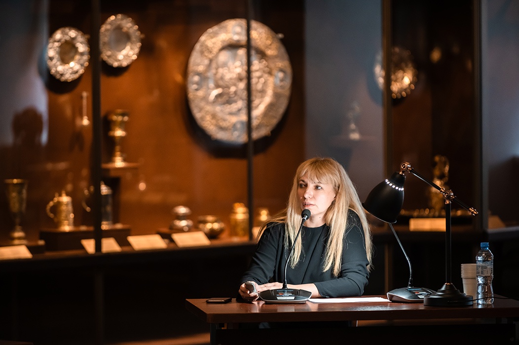 Сотрудница Государственного музея-заповедника «Царицыно» Наталья Полонникова с докладом «Коллекции елочных украшений в России. К вопросу о современном коллекционировании»