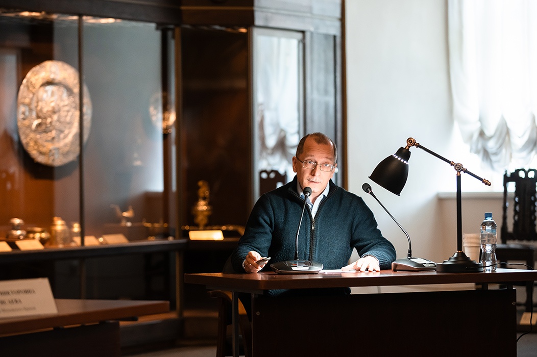 Кандидат исторических наук, сотрудник Государственного музея-заповедника «Архангельское» Константин Боленко с докладом «Каретная галерея князей Юсуповых в 1840-е – 1920-е годы: новые сведения и наблюдения»