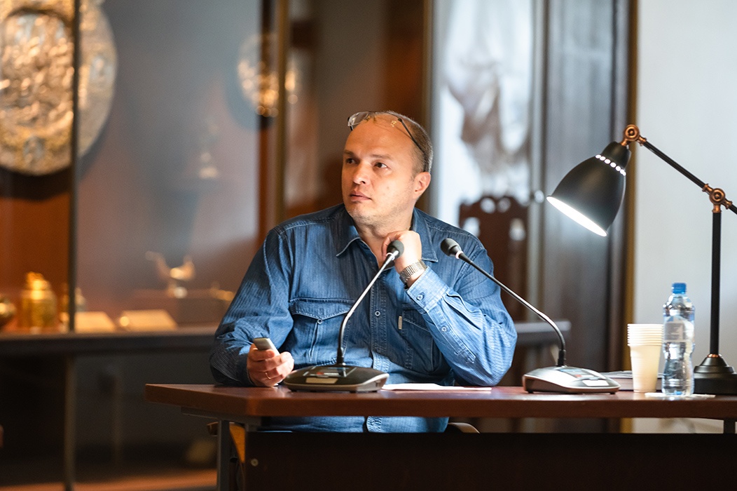 Сотрудник Государственного Дарвиновского музея Дмитрий Милосердов с докладом «Коллекционирование оружия и доспехов из ханств Средней Азии подданными Российской Империи в XIX веке»