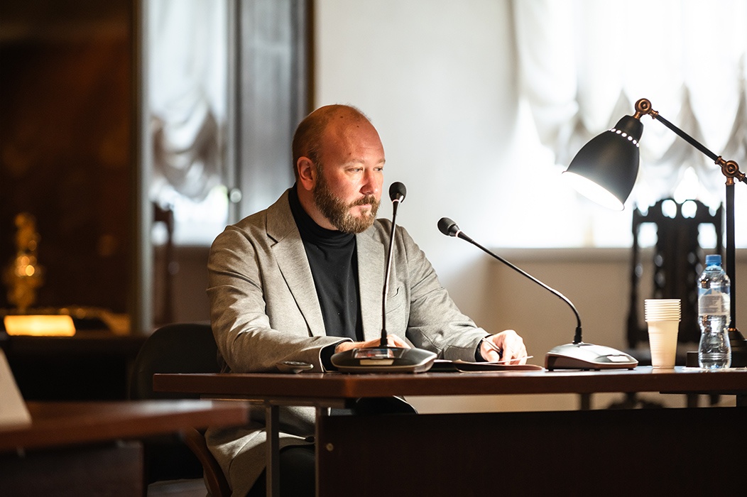 Руководитель музейно-выставочного департамента Музея военной формы «Российского военно-исторического общества» Антон Глинкин с докладом «Музейно-просветительский проект “Охотники и собиратели”»