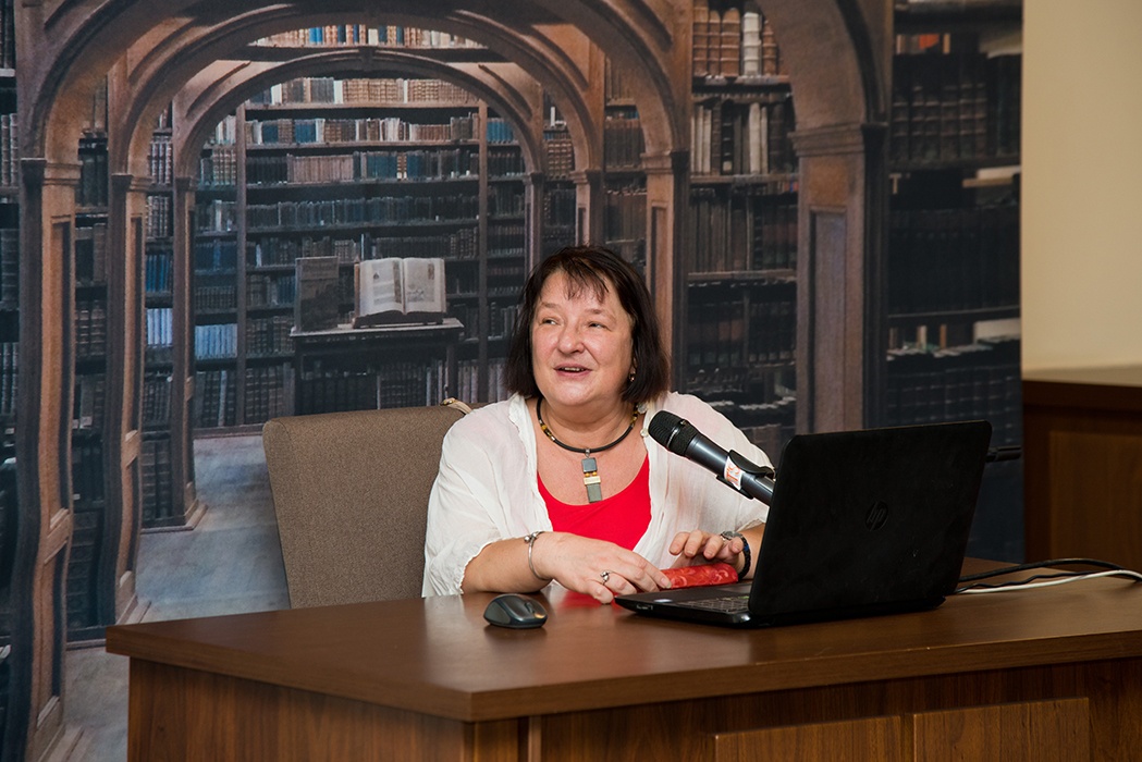 Марина Ракитина – кандидат исторических наук, автор книг и научных статей, создатель лекционных программ для взрослой и детской аудитории