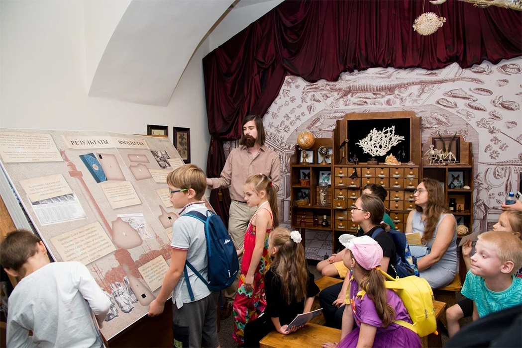 Методист Детского центра Александр Коновалов рассказывает о «Книге любопытных замечаний Петра I»