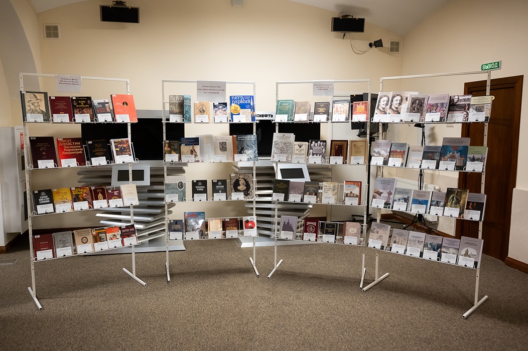 Выставка изданий из библиотеки Музеев Московского Кремля