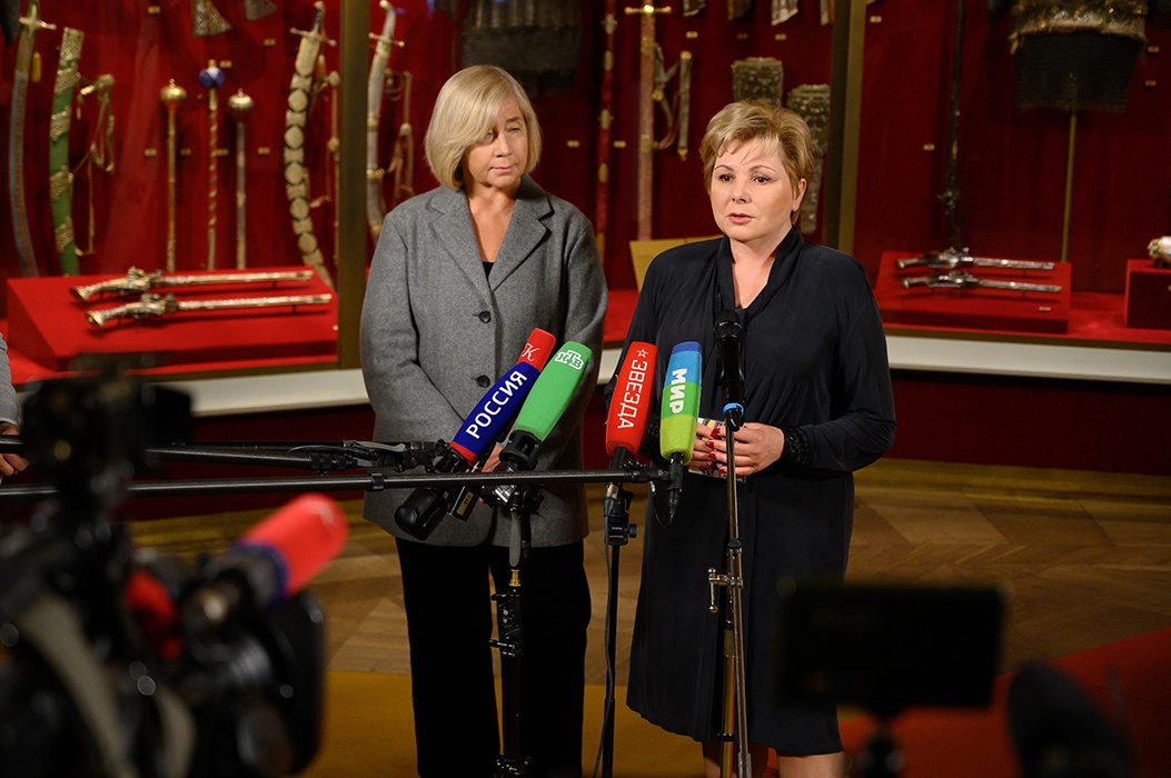 Генеральный директор Музеев Московского Кремля Елена Гагарина и хранитель экспоната, заведующая отделом тканей Светлана Амелёхина