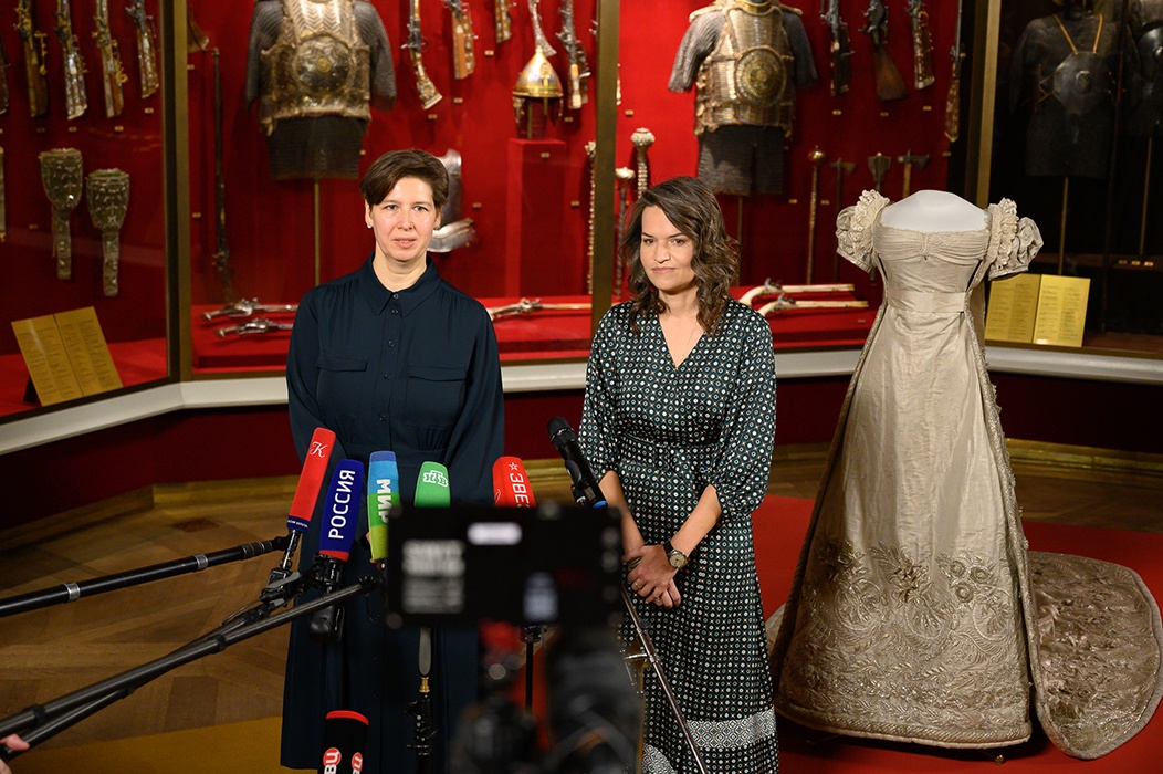 Художник-реставратор высшей категории Александра Рябцева и заведующая сектором реставрации тканей Елена Мухер