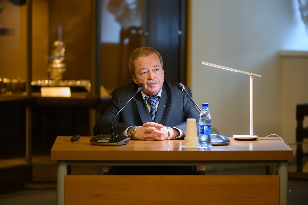 Д.и.н., профессор советник директора Федеральной службы охраны Российской Федерации, заведующий кафедрой истории России XX–XXI веков Исторического факультета МГУ им. М.В. Ломоносова С.В. Девятов