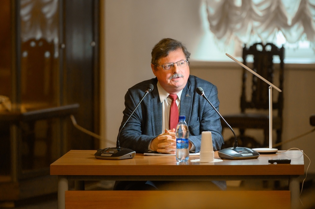 К.и.н. С.В. Зверев с докладом «Новые иностранные юбилейные монеты, посвященные Второй мировой войне (1939–1945). Попытки стран Запада переписать историю»