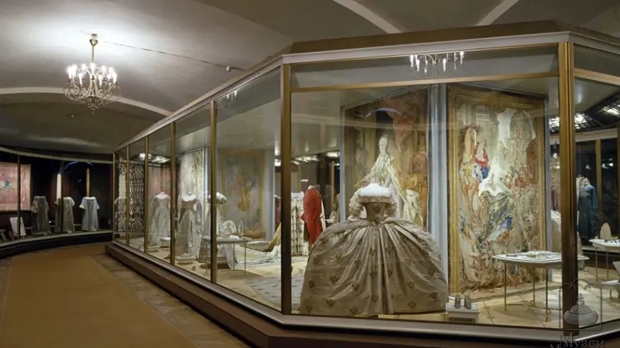 Зал 6. Драгоценные ткани, лицевое и орнаментальное шитье XIV-XVIII веков. Светский костюм в России XVI-начала XX вв.